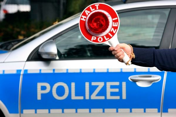 POL-REK: 180423-3: Rollerfahrer flüchtete vor der Polizei- Bedburg