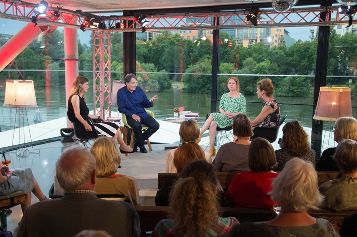 "Buchzeit" in 3sat / Talkrunde zu literarischen Neuerscheinungen mit Gert Scobel, Barbara Vinken, Katrin Schumacher und Sandra Kegel im Frankfurter Osthafen