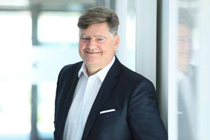 VIA optronics AG ernennt Roland Chochoiek zum Chief Marketing Officer