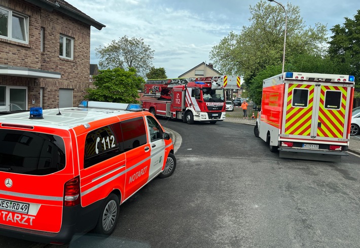 FW Moers: Arbeiter stürzt in Gully-Schacht / Rettung aus 4 Meter Tiefe