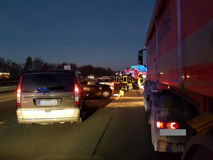 FW-RE: Verkehrsunfall auf der BAB 2 mit zwei verletzten Personen