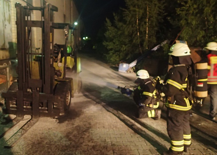 FW-PL: Gabelstaplerbrand im Industriegebiet Köbbinghauser Hammer