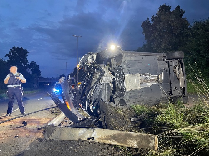 FF Bad Salzuflen: VW Golf landet nach Unfall mit Straßenlaterne auf Seite / Lockhauser Straße in Bad Salzuflen für mehrere Stunden gesperrt