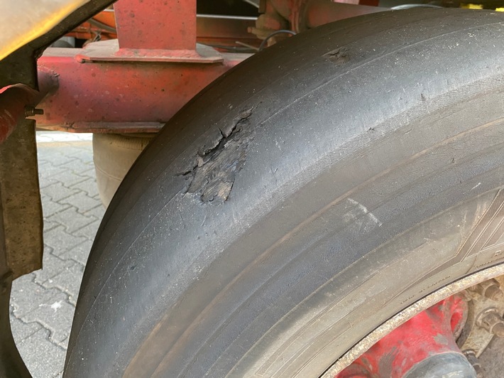 POL-VDMZ: Sattelzug wegen defekter Reifen stillgelegt