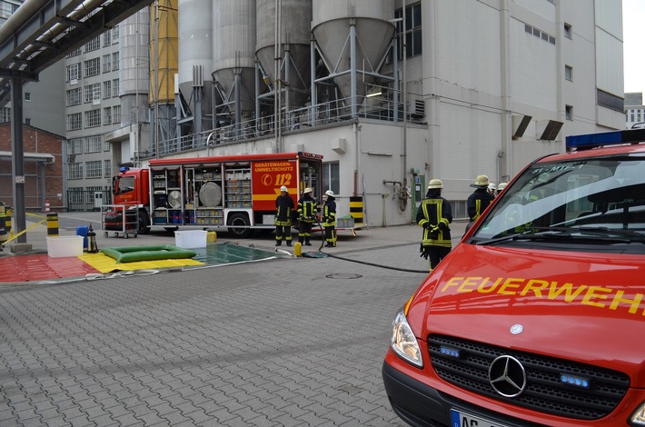 FW-Stolberg: Gesamtwehrübung der Feuerwehr Stolberg auf dem Betriebsgelände der DALLI-Werke GmbH & Co. KG