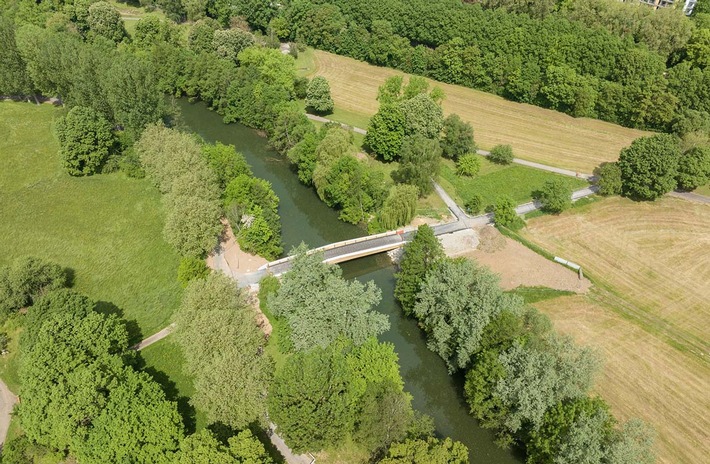 Bad Mergentheimer Rad-Saison beginnt spektakulär - 38 Meter lange Holzbrücke ersetzt alten „Johannissteg“