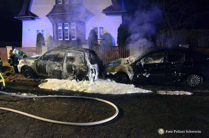 POL-SN: Zwei Fahrzeuge durch Brand zerstört