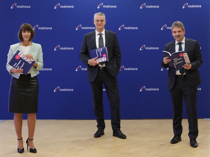 Foto (von links): Diana Rauhut, Mitglied des Vorstands, Dr. Constantin H. Alsheimer, Vorsitzender des Vorstands, und Peter Arnold, Mitglied des Vorstands, mit dem Geschäftsbericht 2020 der Mainova AG zur Bilanz-Pressekonferenz am 31. März 2021. / Weiterer Text über ots und www.presseportal.de/nr/17051 / Die Verwendung dieses Bildes ist für redaktionelle Zwecke unter Beachtung ggf. genannter Nutzungsbedingungen honorarfrei. Veröffentlichung bitte mit Bildrechte-Hinweis.