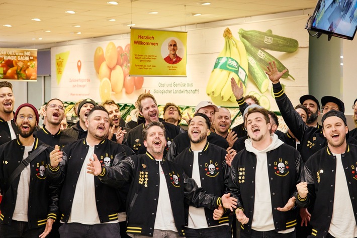 Konzert neben Obst und Gemüse: Charity-Event für Deutsche Tafeln in Hamburger Netto-Filiale