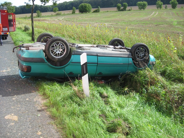 POL-HI: Kurvenfahrt endet nach Überschlag im Straßengraben, Beifahrerin von Ersthelfern aus dem demolierten Pkw geborgen