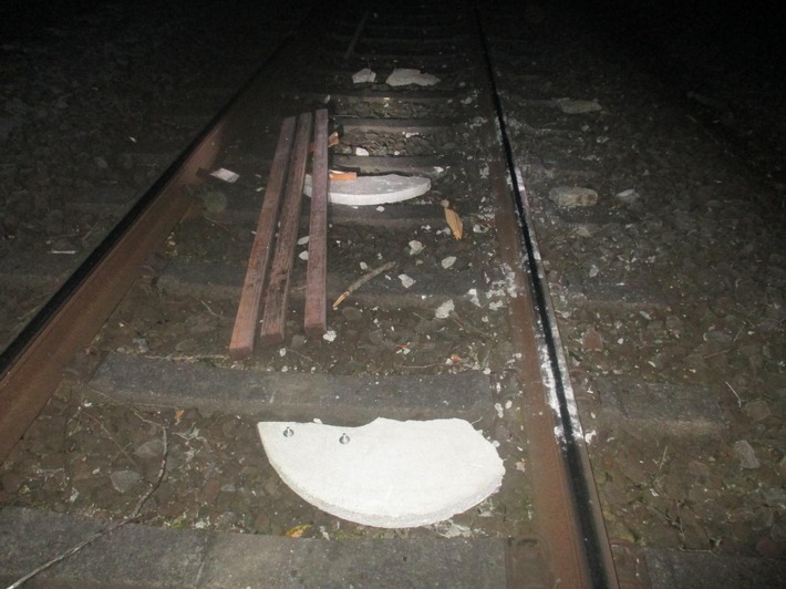 BPOL-KS: Betonteile stoppen Züge - Hindernisse auf den Gleisen
