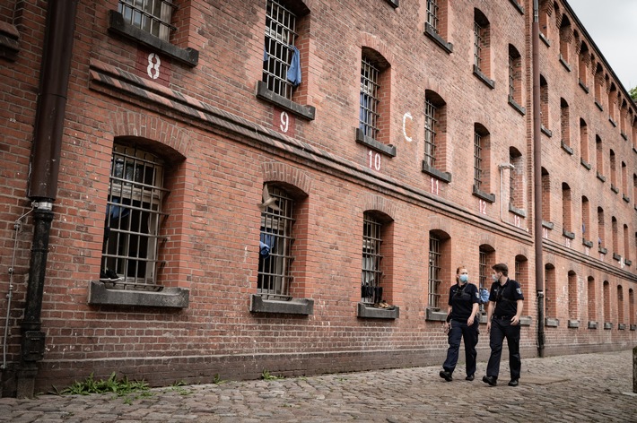 Ungefiltert, hautnah, knallhart: Für &quot;Berlin hinter Gittern&quot; öffnen zum ersten Mal alle Hauptstadt-Gefängnisse ihre Hochsicherheitstore - ab 18. November bei Kabel Eins