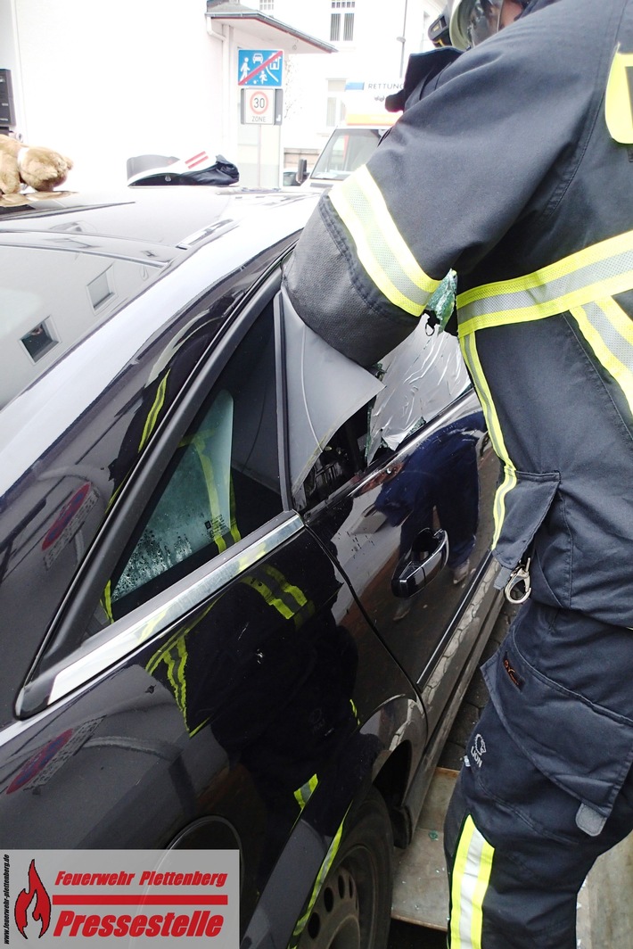 FW-PL: OT-Stadtmitte. Mutter setzt 2-jähriges Kind in PKW. Schlüssel fällt unbemerkt ins Auto. Türen verschließen sich.