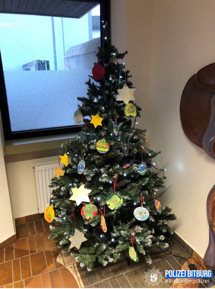 POL-PDWIL: Integrative Kindertagesstätte schmückt Weihnachtsbaum der Polizei Bitburg