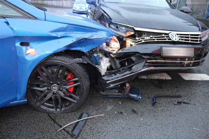 POL-HA: Autos stoßen in Kreuzungsbereich zusammen - zwei Männer leicht verletzt