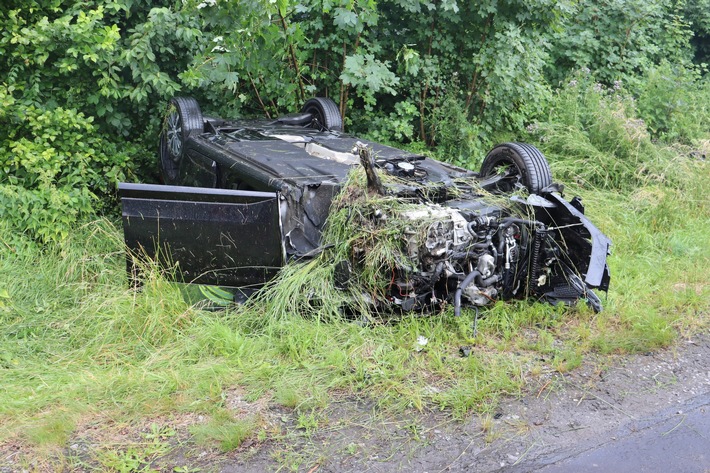 POL-BI: Aquaplaning auf der Autobahn - PKW landet auf dem Dach