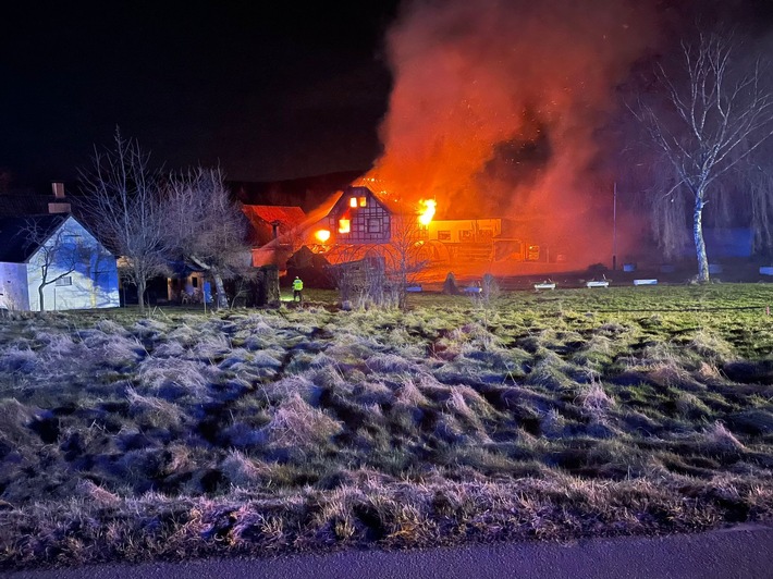 FW-DT: Großbrand am Sonntagabend - Wohnhaus fällt Flammen zum Opfer