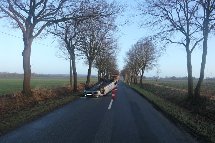 POL-CUX: Pkw überschägt sich nach Kollision mit einem Baum im Bereich Mittelstenahe