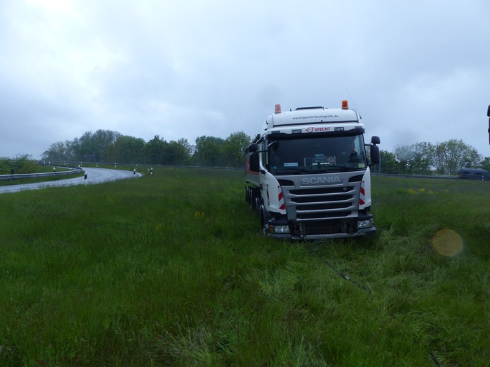 POL-CUX: Lkw im Sichtdreieck geparkt