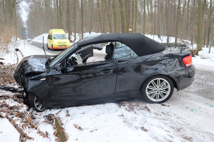 POL-HF: Glätteunfall in Kurve - Pkw rutscht von der Straße - Glättewarnung