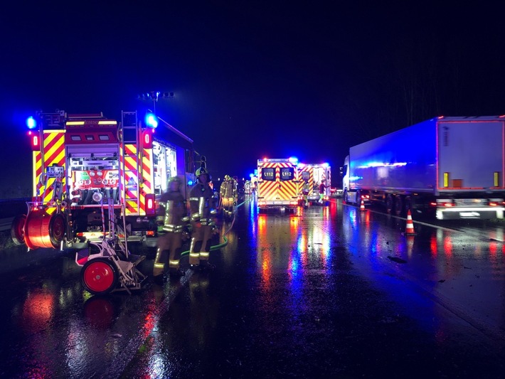 FW Ratingen: Verkehrsunfall mit drei Verletzten auf der Autobahn 3