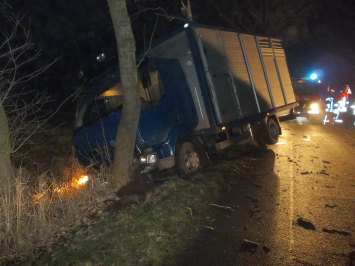 POL-CUX: Verkehrsunfall mit Lebendtiertransportfahrzeug - 55-Jähriger Fahrer leicht verletzt