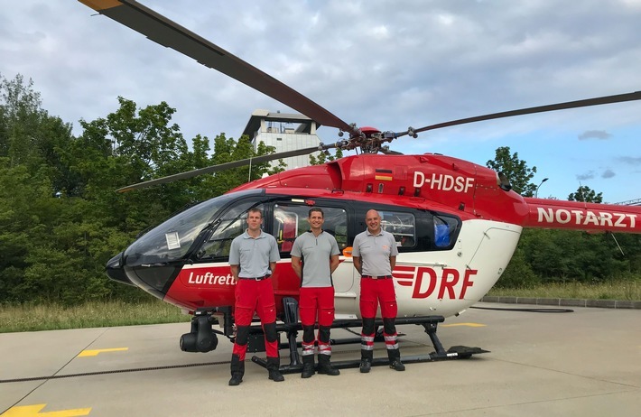 Stellvertretend für alle Crews der DRF Luftrettung hob das Team von Christoph München am 19. August 2021 zum eine millionsten Luftrettungseinsatz ab (v.l.n.r.): Stationsleiter und Pilot Sascha Netzer, Notarzt Dr. med. Torsten Dilger und Notfallsanitäter Franz Trebo. Ausschließlich zur redaktionellen Verwendung unter Angabe der Quelle "DRF Luftrettung". Hubschrauber, Rettungshubschrauber, Notfall, Notruf, Notarzt, Notärztin, Notfallsanitäter, Notfallsanitäterin, Pilot, Pilotin, Rettungseinsatz, Rettungskräfte, Rettungskette, H145, Fünfblattrotor, München, Großhadern / Weiterer Text über ots und www.presseportal.de/nr/60539 / Die Verwendung dieses Bildes ist für redaktionelle Zwecke unter Beachtung ggf. genannter Nutzungsbedingungen honorarfrei. Veröffentlichung bitte mit Bildrechte-Hinweis.