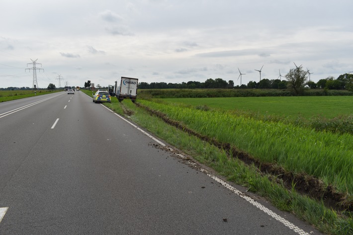 POL-DEL: Landkreis Wesermarsch: Verkehrsunfall mit Sattelzug auf B 212 zwischen Sürwürden und Golzwarden
