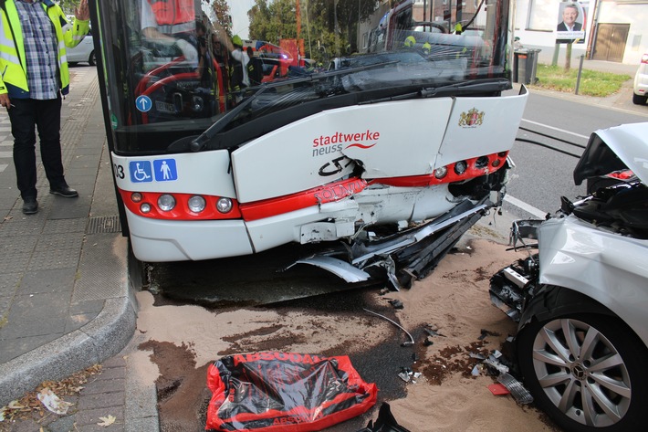 POL-NE: Zusammenstoß zwischen Auto und Linienbus fordert einen Schwer- und zwei Leichtverletzte