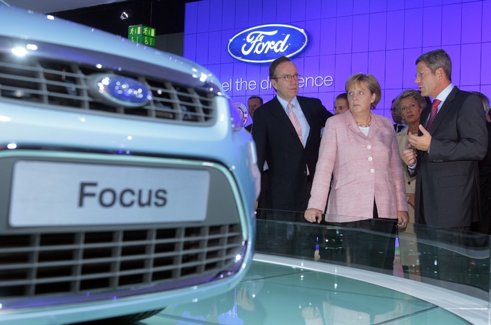 Bundeskanzlerin Merkel auf Ford IAA-Stand