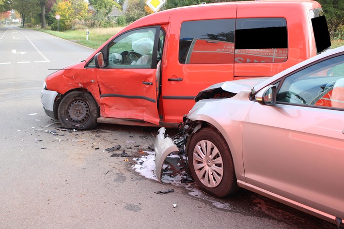 POL-MI: Kreuzungsunfall: Zwei Verletzte