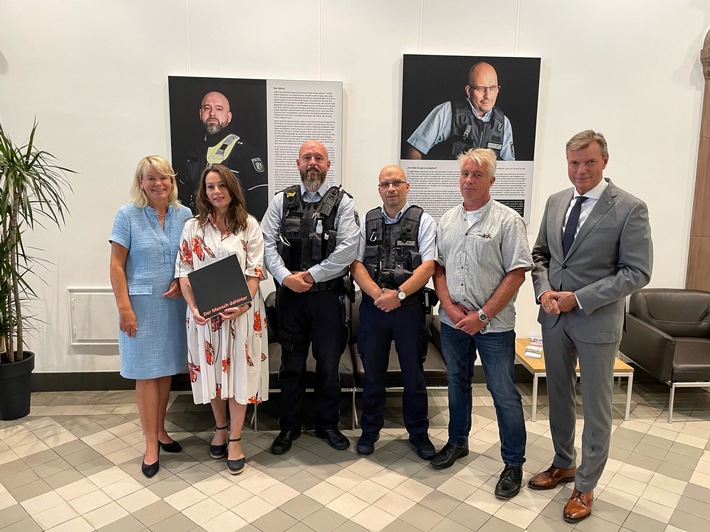 POL-RE: &quot;Der Mensch dahinter&quot;: Polizeipräsidentin Friederike Zurhausen und Bürgermeister Christoph Tesche eröffnen eindrucksvolle Wanderausstellung im Rathaus