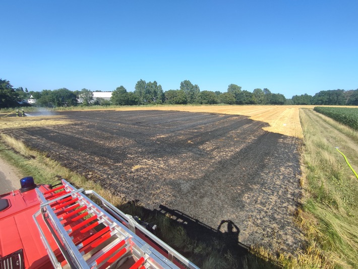 FW-KLE: Flächenbrand durch Ballenpresse