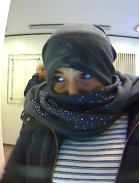 POL-BN: Foto-Fahndung: Unbekannte hob mit gestohlener Karte Geld ab - Wer kennt diese Frau?