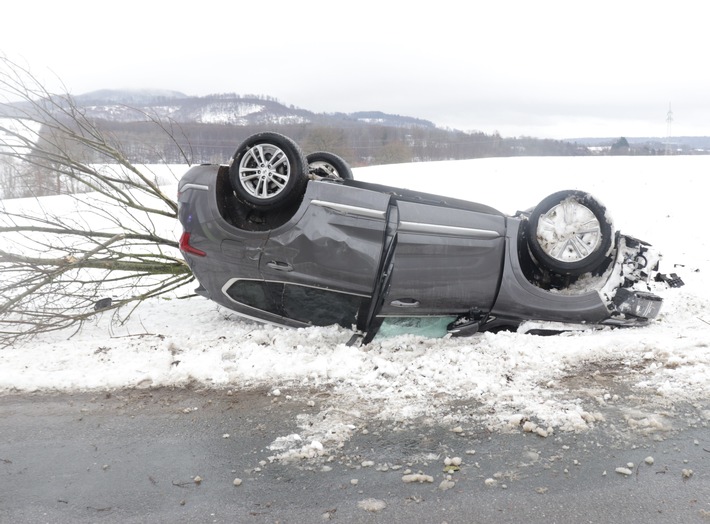 POL-HX: Pkw kommt von Straße ab und kollidiert mit Baum - zwei Personen schwer verletzt