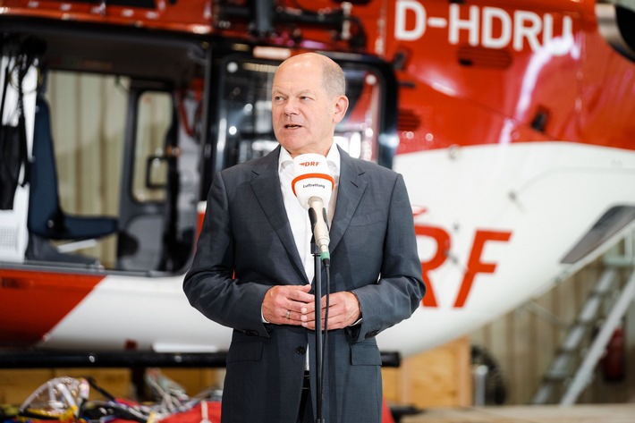 Bundeskanzler Olaf Scholz Quelle DRF Luftrettung_Matthias Wallot.jpg