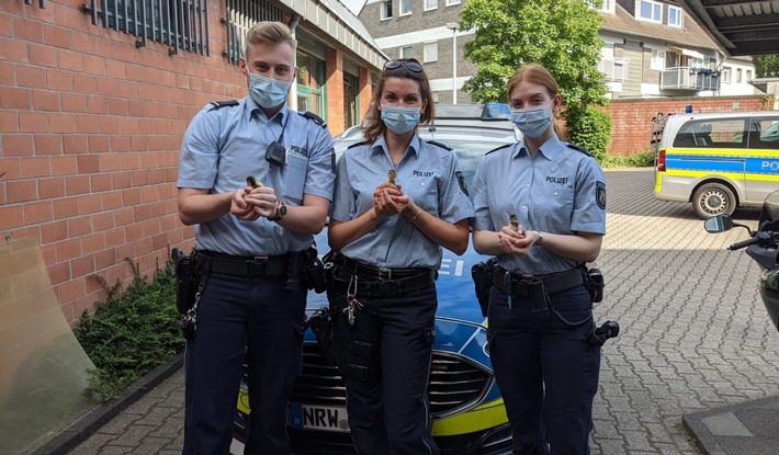 POL-ME: "Happy Ent" - Polizei rettet sieben verwaiste Entenküken - Monheim am Rhein - 2106097