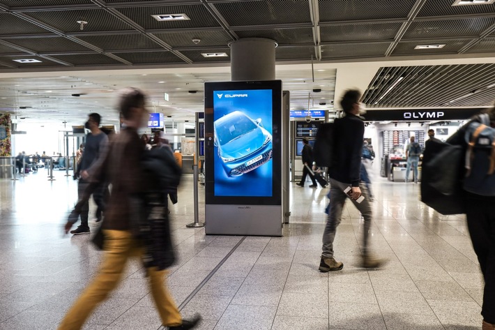 Pressemitteilung: Pilotkunde CUPRA mit erster Programmatic-Kampagne am Flughafen Frankfurt