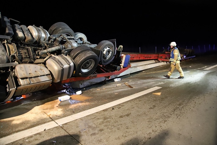 FW-SE: Schwertransport verunfallt auf der Bundesautobahn 7