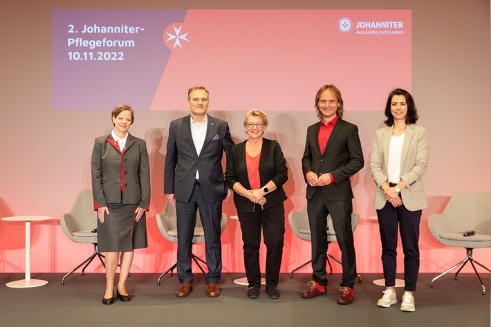 Politik trifft auf Pflegepraxis / Zweites Johanniter-Pflegeforum in Berlin: Pflegeexpertin der Politik diskutiert mit Experten aus der Pflegepraxis