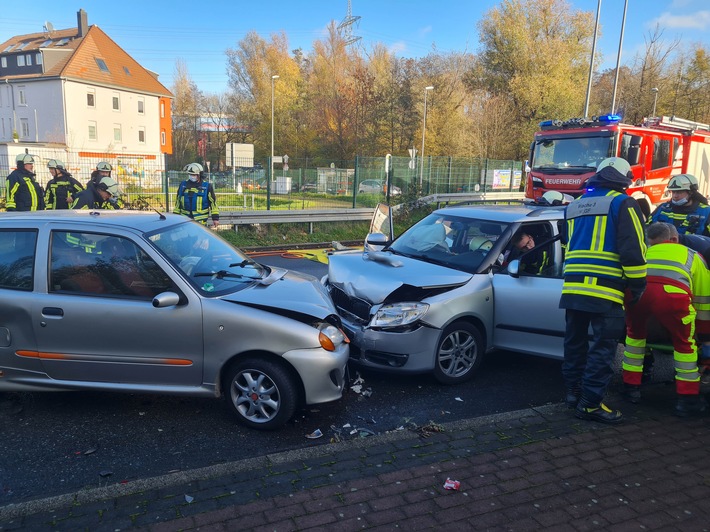 FW-BO: Verkehrsunfall zwischen drei PKW in Bochum Günnigfeld