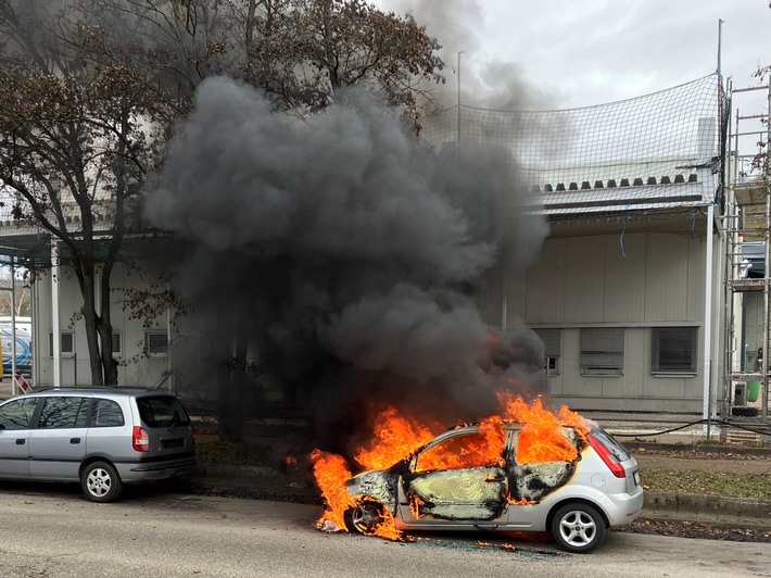 FW Stuttgart: - Vollbrand eines PKW&#039;s, sowie starke Rauchentwicklung - Brand droht auf weitere Fahrzeuge überzugreifen