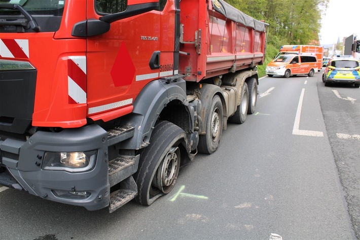 POL-MI: Drei Fahrzeuge beschädigt: Auto gerät in den Gegenverkehr