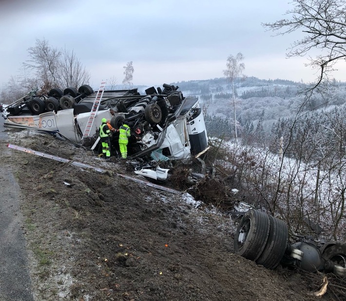 POL-BI: A44 Lkw-Fahrer nach Glatteisunfall verletzt, Richtungsfahrbahn gesperrt