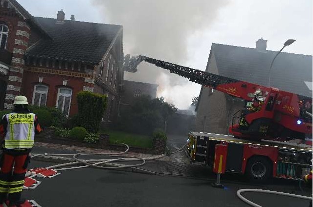 POL-ROW: Brand eines Schuppens greift auf Mehrparteienhaus über - hoher Sachschaden