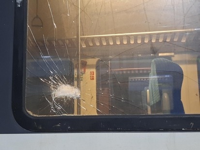 BPOL-FL: Elmshorn/Glückstadt - Zug beworfen - Reisende nicht verletzt - Bundespolizei sucht Zeugen