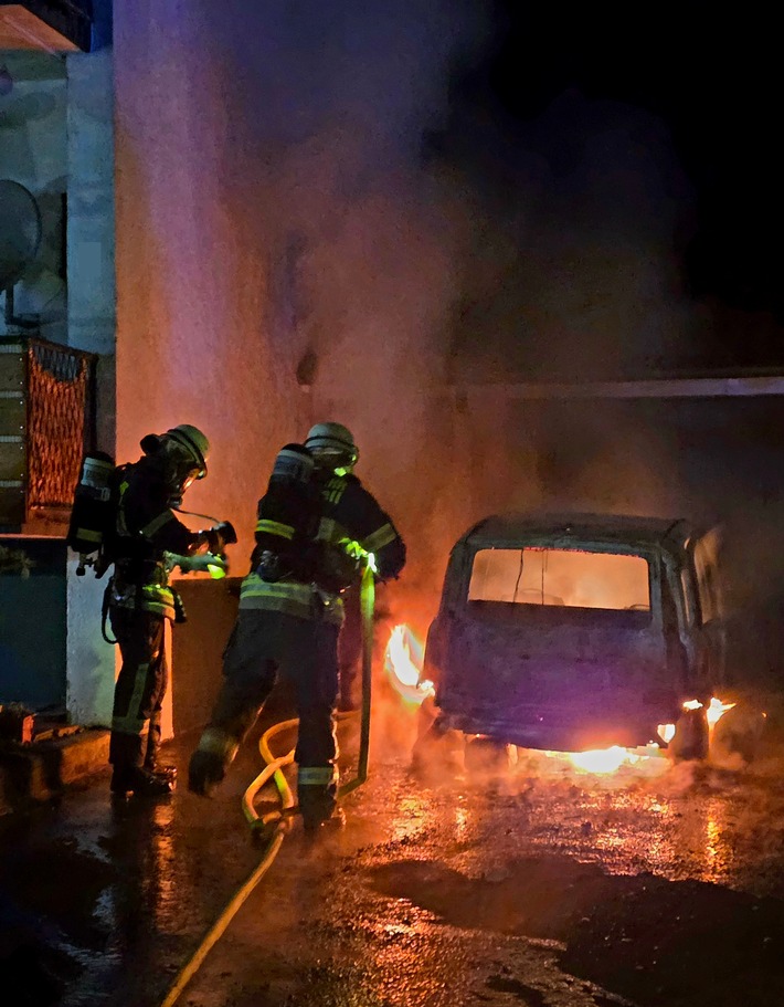 FW-Radolfzell: Nächtlicher PKW-Brand