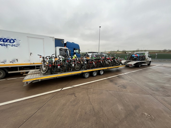 API-TH: 20 Mopeds auf der Autobahn