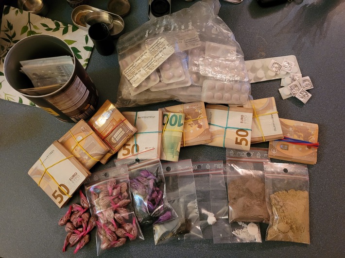 POL-MS: 60-Jähriger beim Verpacken von Drogen festgenommen - 102 Gramm Heroin, Tabletten und Bargeld sichergestellt