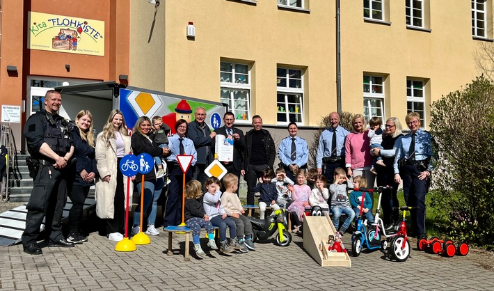 POL-HAM: Eine Verkehrsschule auf Rädern - "Roter-Ritter-Mobil" an Polizei Hamm übergeben